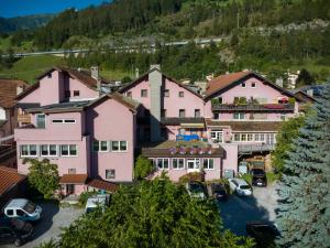 z góry widok na miasto z różowymi domami w obiekcie Hotel Krone w mieście Matrei am Brenner