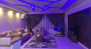 - un salon avec un canapé et une télévision dans l'établissement شقه على كورنيش المعادي, au Caire