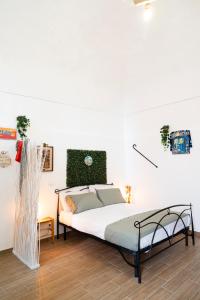 une chambre avec un lit dans une pièce dans l'établissement beb Da basso experience Napoli Toledo, Pompeii, Ercolano and Vesuvio, à San Giorgio a Cremano