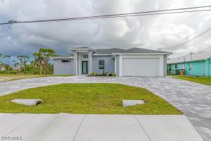 a large white house with a large driveway at Dream Family Home Vacation in Cape Coral