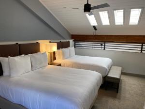 una camera da letto con due letti e una finestra di Bluegreen's StreamSide at Vail a Vail