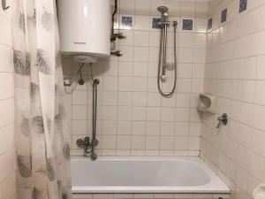 bagno bianco con vasca e doccia di Spazioso Angolo di Paradiso - Residence Erika (TN) a San Valentino