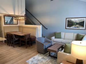 Area soggiorno di Bluegreen's StreamSide at Vail