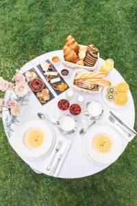 Una mesa blanca con platos de comida encima. en Château de Bonaventure, en Aulnoy 24 fotos más