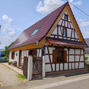 a small house with a brown roof at Petite maison alsacienne dans un village au calme in Niederroedern