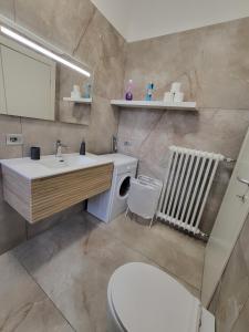 La salle de bains est pourvue d'un lavabo, de toilettes et d'un miroir. dans l'établissement casa Hanna2, à Intra