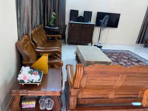 1 Schlafzimmer mit einem Bett, 2 Stühlen und einem Tisch in der Unterkunft Homestay Sweetcorn in Kampong Alor Gajah
