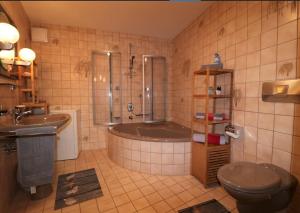 y baño con bañera, aseo y lavamanos. en Schöne EinliegerWhg (74m²) in Villa mit Traumlage, en Neckarbischofsheim