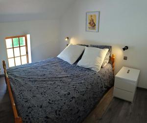 SoulanにあるSport et réconfort en Couseransのベッドルーム1室(青い掛け布団付きのベッド1台付)