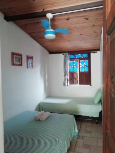 Schlafzimmer mit einem Bett und einem Fenster in der Unterkunft Albergue Rio Vermelho in Salvador