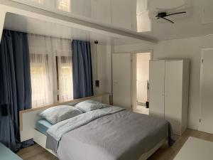 ein Schlafzimmer mit einem großen Bett und einem Fenster in der Unterkunft Gasthaus L&A Kunz in Dümpelfeld