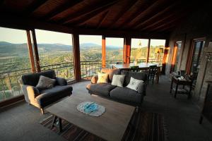 BehramkaleにあるAssos 3 Oda private, luxury homeのリビングルーム(ソファ、眺めの良いテーブル付)