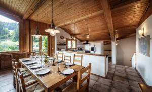 モルジヌにあるChalet Sosaのダイニングルーム(木製テーブル、椅子付)