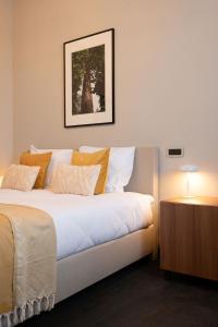 Hotel Kint في فالكنبورخ: غرفة نوم بسرير مع صورة على الحائط