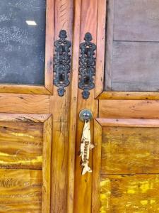 een houten deur met een skelet handvat erop bij Rancho Terra in Dourados