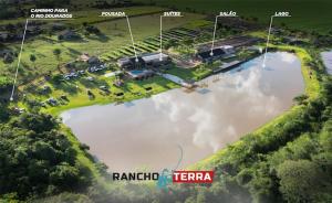 een luchtzicht op een rivier met auto's ernaast bij Rancho Terra in Dourados