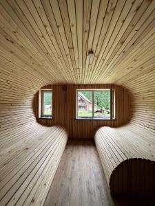 バコヴェルにあるSilveroks Hotelの大きな窓2つが備わる広い木造の客室です。