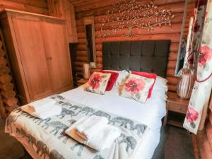 a bedroom with a bed in a log cabin at 10 Water's Edge in Morpeth