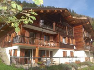a large wooden building with balconies on it at Appartement chalet pour 6 pers., animaux admis, parking - FR-1-467-39 in Le Grand-Bornand