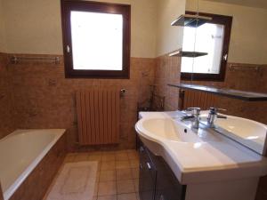 a bathroom with a sink and a tub and a window at Appartement Le Grand-Bornand, 3 pièces, 6 personnes - FR-1-467-76 in Le Grand-Bornand