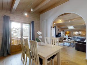 ein Esszimmer und ein Wohnzimmer mit Tisch und Stühlen in der Unterkunft Appartement 4 pers. chaleureux près des pistes, Le Grand-Bornand - FR-1-467-46 in Le Grand-Bornand