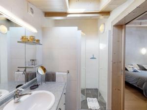 ein Badezimmer mit Waschbecken und Dusche und ein Bett in der Unterkunft Appartement 4 pers. chaleureux près des pistes, Le Grand-Bornand - FR-1-467-46 in Le Grand-Bornand + 6 Fotos