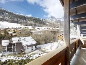Aussicht vom Balkon eines Hauses im Schnee in der Unterkunft Appartement 4 pers. chaleureux près des pistes, Le Grand-Bornand - FR-1-467-46 in Le Grand-Bornand