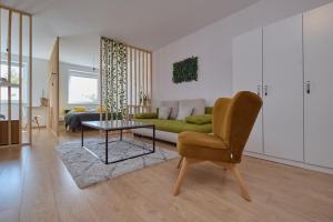 uma sala de estar com um sofá e uma cadeira em Central Apartments em Martin