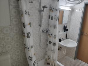 a bathroom with a shower curtain with a sink at Schöne einfache Ferienwohnung in Oldenburg in Oldenburg