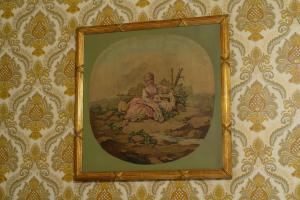 een ingelijst schilderij van een vrouw aan een muur bij Palazzo Tombesi Trecci in Montepulciano