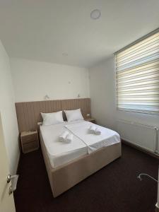 Una cama o camas en una habitación de Naš Dom Hotel