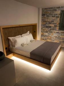 Cama ou camas em um quarto em EJ Boutique Suites