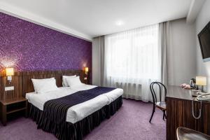 Postel nebo postele na pokoji v ubytování Rija VEF Hotel with FREE Parking