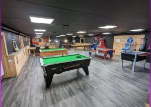 ein Spielzimmer mit Billardtischen und anderen Spielen in der Unterkunft Bill's Retreat - Lodge & Hot tub in Morpeth