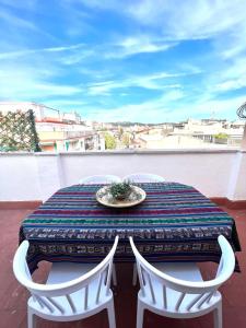 un tavolo e due sedie su un balcone con vista di Ancora Apartment a Vilanova i la Geltrú