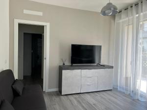 una sala de estar con TV de pantalla plana en un armario en Treviolo - Immobili e Soluzioni Rent, en Treviolo