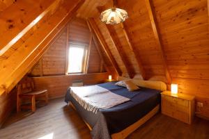 - une chambre avec un lit dans une cabane en bois dans l'établissement TP30 - Strandvogt 2 Komfort, à Dorum Neufeld