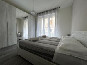 Un dormitorio con una cama grande y una ventana en Treviolo - Immobili e Soluzioni Rent, en Treviolo