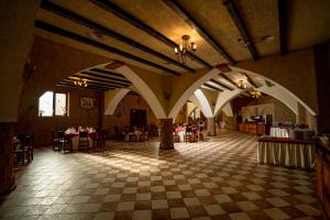 ein großes Zimmer mit einem karierten Boden in einem Restaurant in der Unterkunft House of Dracula Hotel in Poiana Brașov