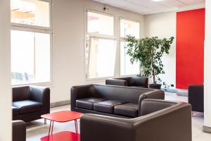 バルドネッキアにあるVillaggio Olimpicoの赤い壁の待合室 +43枚の写真