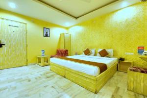 Rúm í herbergi á HOTEL HAYAT RESIDENCY