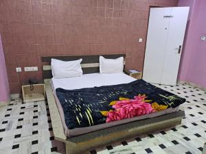Rúm í herbergi á HOTEL HAYAT RESIDENCY