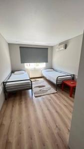Zimmer mit 2 Betten und Holzboden in der Unterkunft Трехкомнатная квартира у моря in Antalya