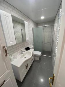 ein Bad mit einem Waschbecken, einer Dusche und einem WC in der Unterkunft Трехкомнатная квартира у моря in Antalya