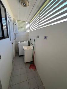 a small bathroom with a toilet and a sink at Exclusivo y cómodo departamento in Copiapó