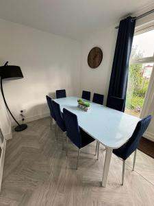 Posezení v ubytování Smart Guest Rooms Fast Access to Central London via Piccadilly Line