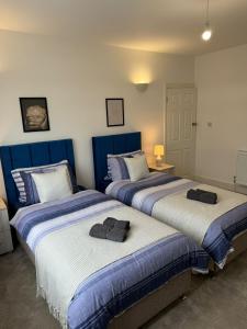 Postel nebo postele na pokoji v ubytování Smart Guest Rooms Fast Access to Central London via Piccadilly Line
