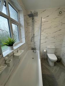 Koupelna v ubytování Smart Guest Rooms Fast Access to Central London via Piccadilly Line