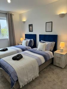 Postel nebo postele na pokoji v ubytování Smart Guest Rooms Fast Access to Central London via Piccadilly Line