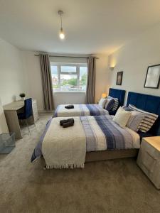 Posteľ alebo postele v izbe v ubytovaní Smart ROOMS Easy access to Central London By Piccadilly Line
